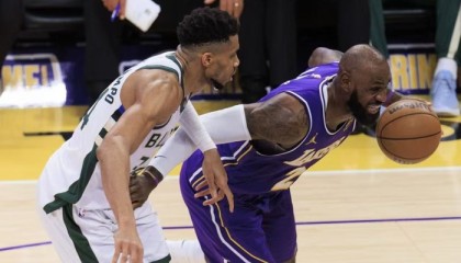 裁判报告还能掺假？湖人雄鹿0误判引质疑：东契奇没6犯、老詹被打手|詹姆斯|勒布朗·詹姆斯|小波特|洛杉矶湖人队|波特兰开拓者队_新浪体育_新浪新闻