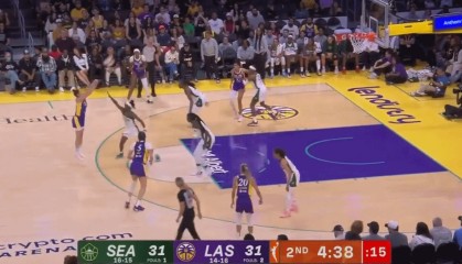 普拉姆状态火热半场14+4，高效表现助球队逆转领先