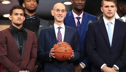 没想到吧~2018年选秀大会照片上站中间的四个人已经两两同队了