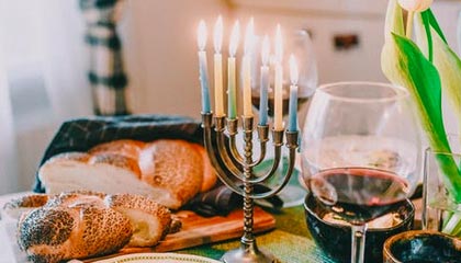 开云官网-圆梦,李梦与偶像詹姆斯交换礼物合影,场上同做霸王步庆祝